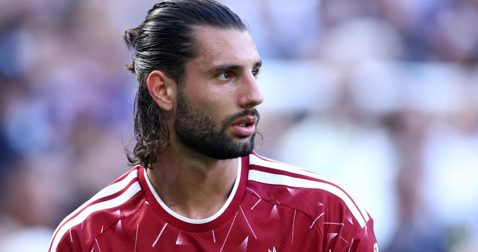 Игрок в красной форме Liverpool на поле Игрок в красной форме Liverpool на поле