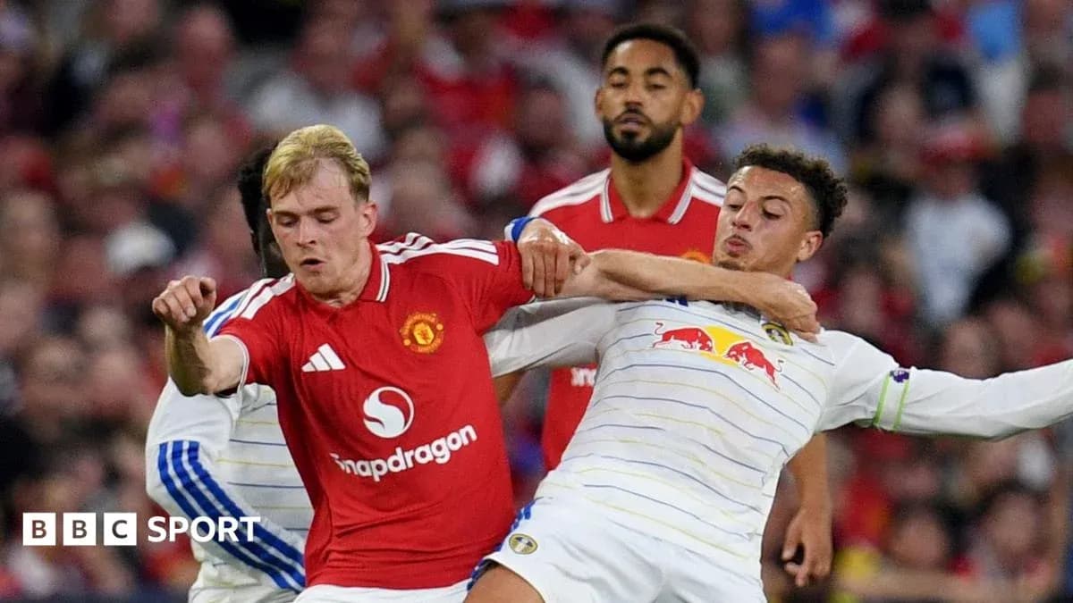 Игроки Manchester United и Leeds United в борьбе за мяч Игроки Manchester United и Leeds United в борьбе за мяч