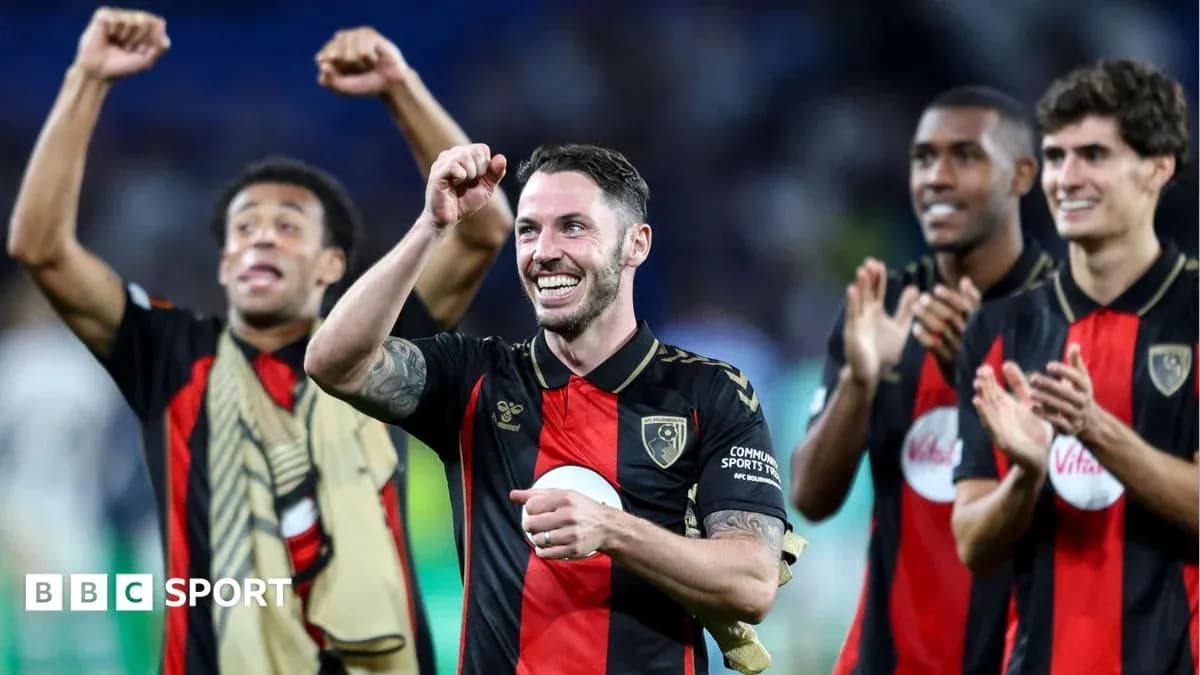 Игроки AFC Bournemouth празднуют победу на поле Игроки AFC Bournemouth празднуют победу на поле