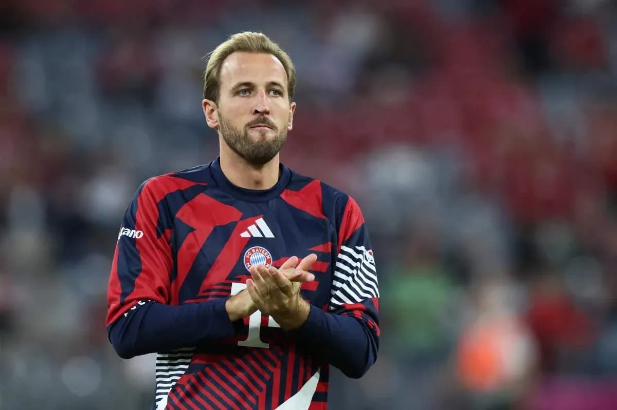 Игрок в форме Bayern Munich аплодирует фанатам Игрок в форме Bayern Munich аплодирует фанатам