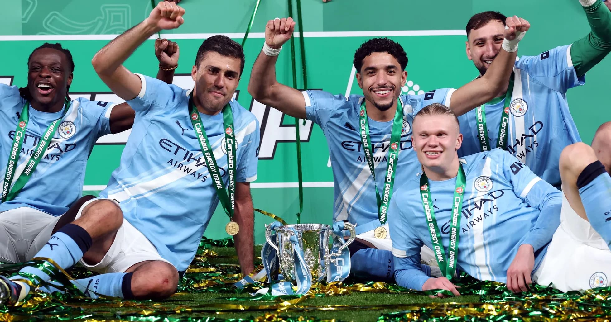 Игроки Manchester City с трофеем после победы Игроки Manchester City с трофеем после победы
