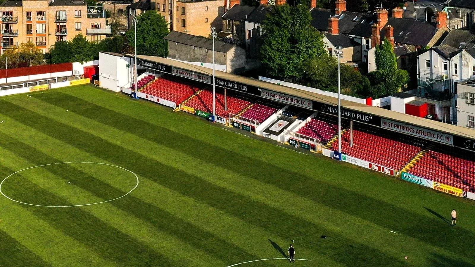 Стадион St Patrick's Athletic с трибунами и полем Стадион St Patrick's Athletic с трибунами и полем