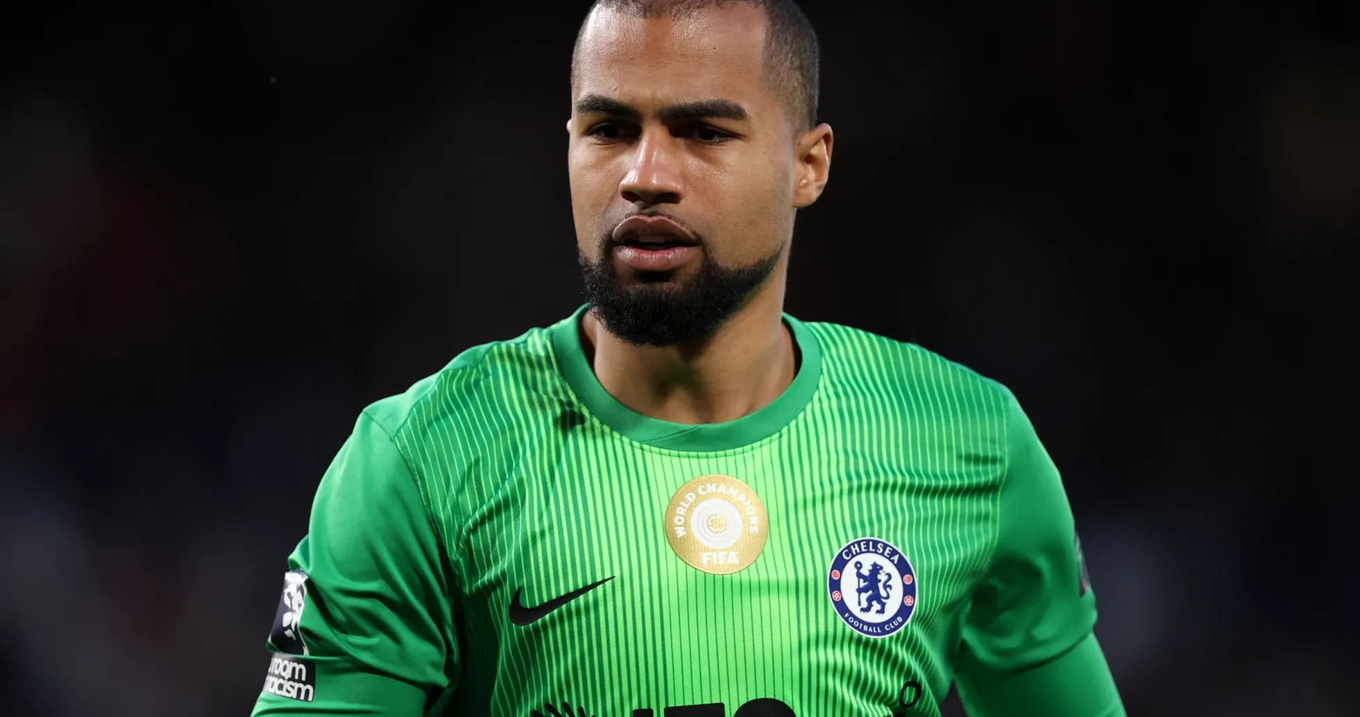Вратарь в зеленой форме Chelsea на поле Вратарь в зеленой форме Chelsea на поле