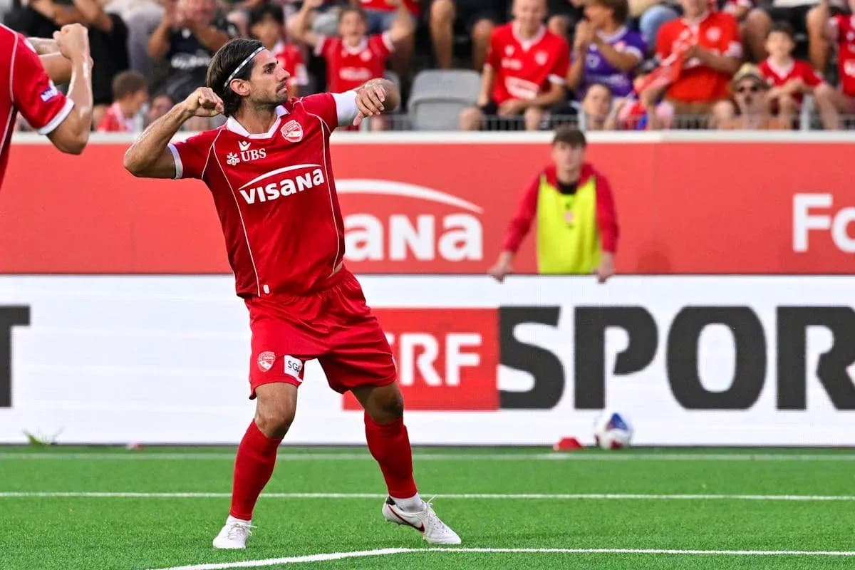 Игрок FC Thun празднует гол на поле Игрок FC Thun празднует гол на поле