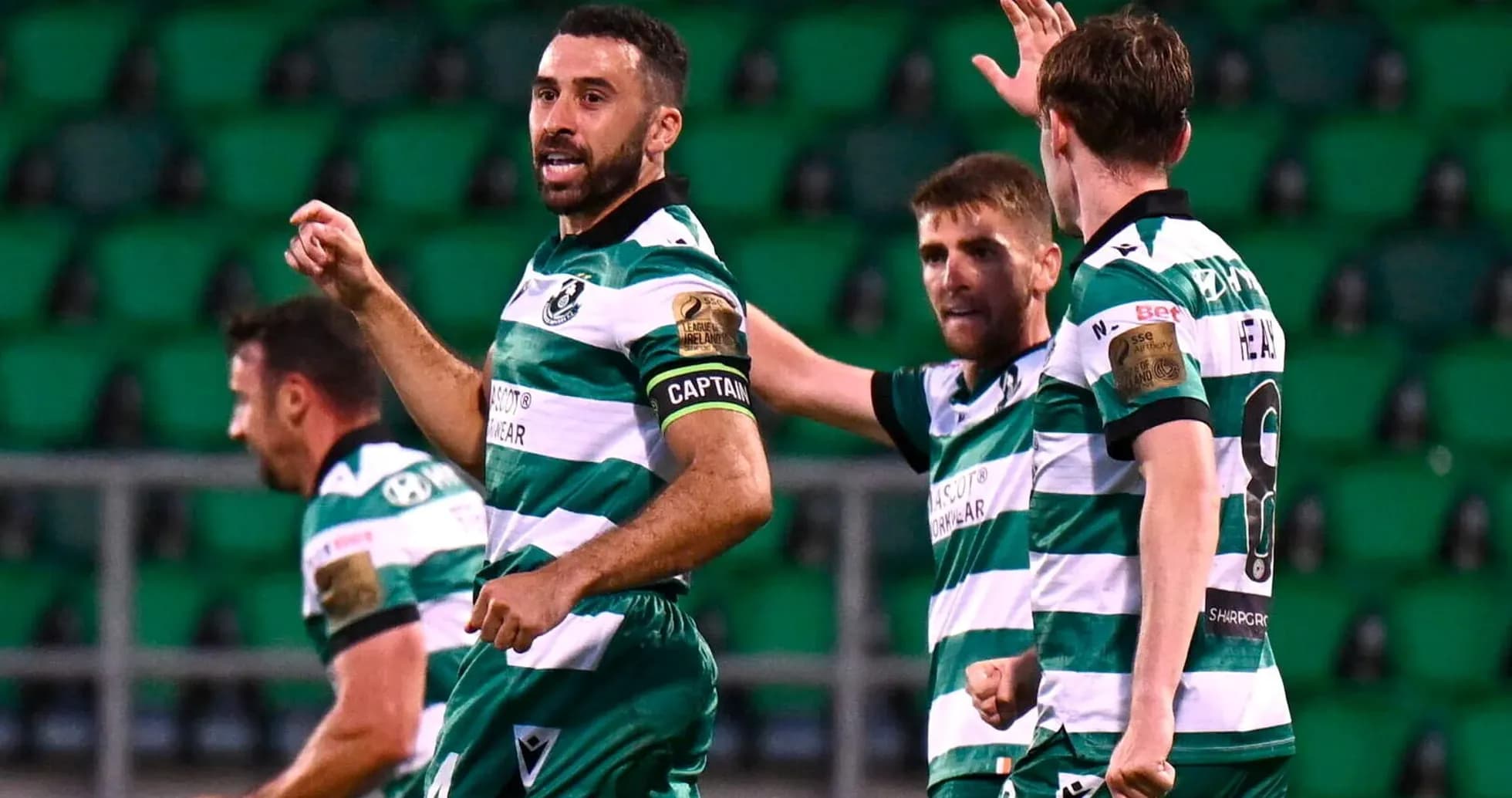 Игроки Shamrock Rovers празднуют гол Игроки Shamrock Rovers празднуют гол
