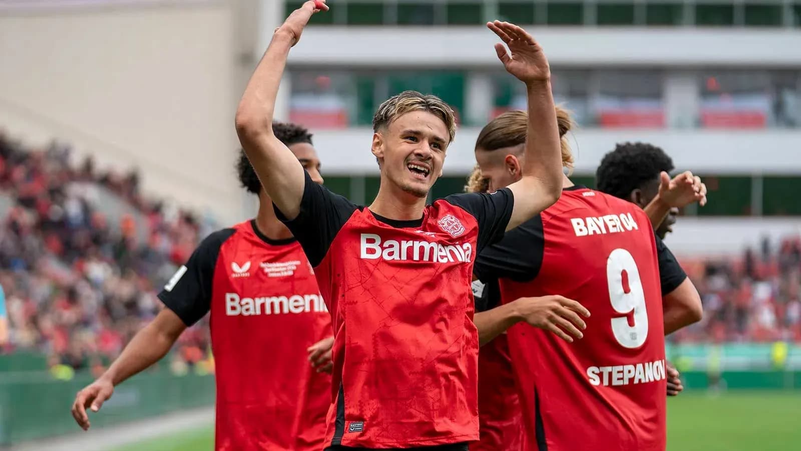 Игроки Bayer Leverkusen празднуют гол на поле Игроки Bayer Leverkusen празднуют гол на поле