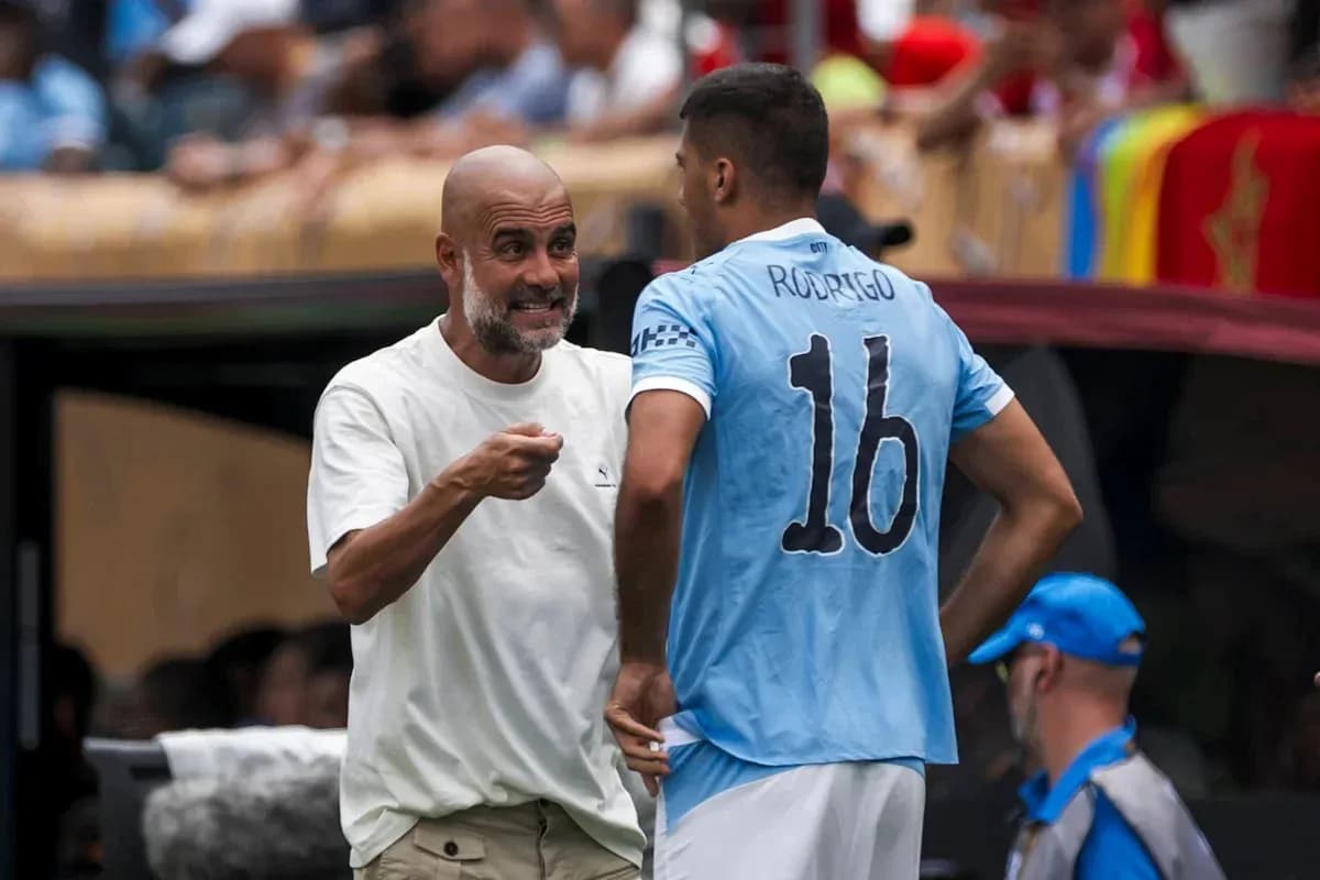 Тренер объясняет игроку тактику на скамейке Тренер объясняет игроку тактику на скамейке