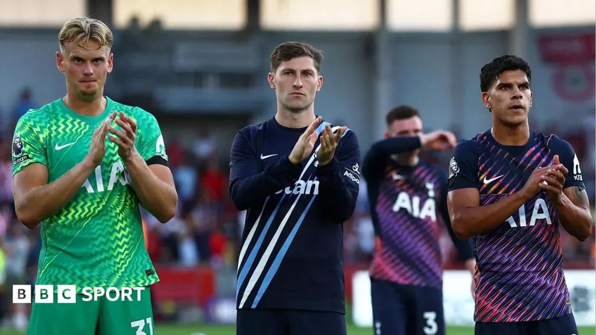 Игроки Tottenham Hotspur аплодируют после матча Игроки Tottenham Hotspur аплодируют после матча
