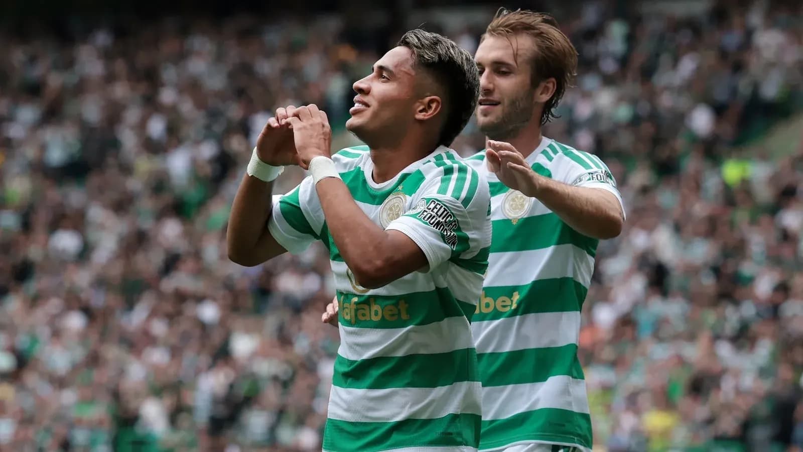 Игроки Celtic празднуют гол на стадионе Игроки Celtic празднуют гол на стадионе