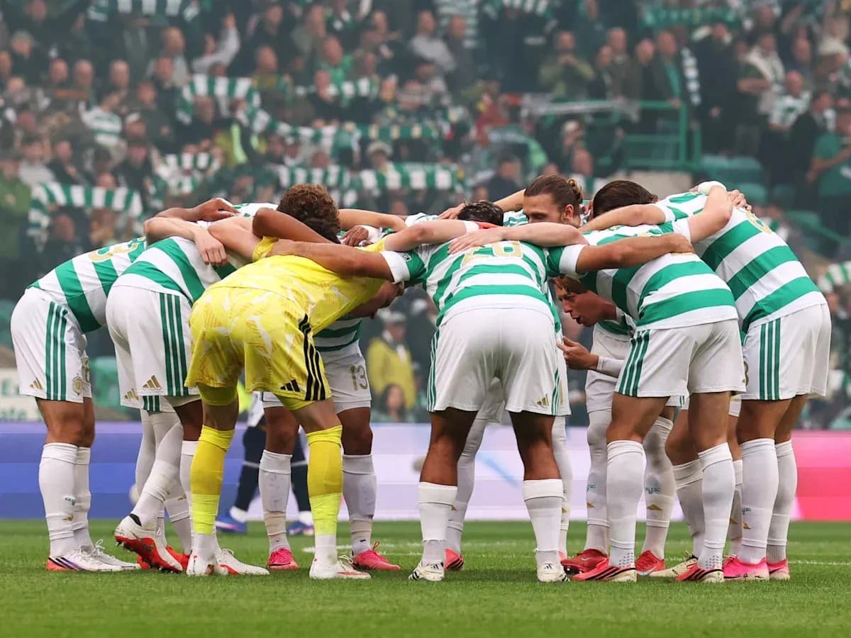 Игроки команды Celtic в кругу перед матчем Игроки команды Celtic в кругу перед матчем