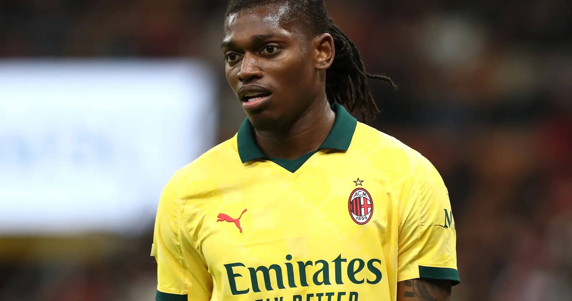Игрок в жёлтой форме AC Milan на поле Игрок в жёлтой форме AC Milan на поле
