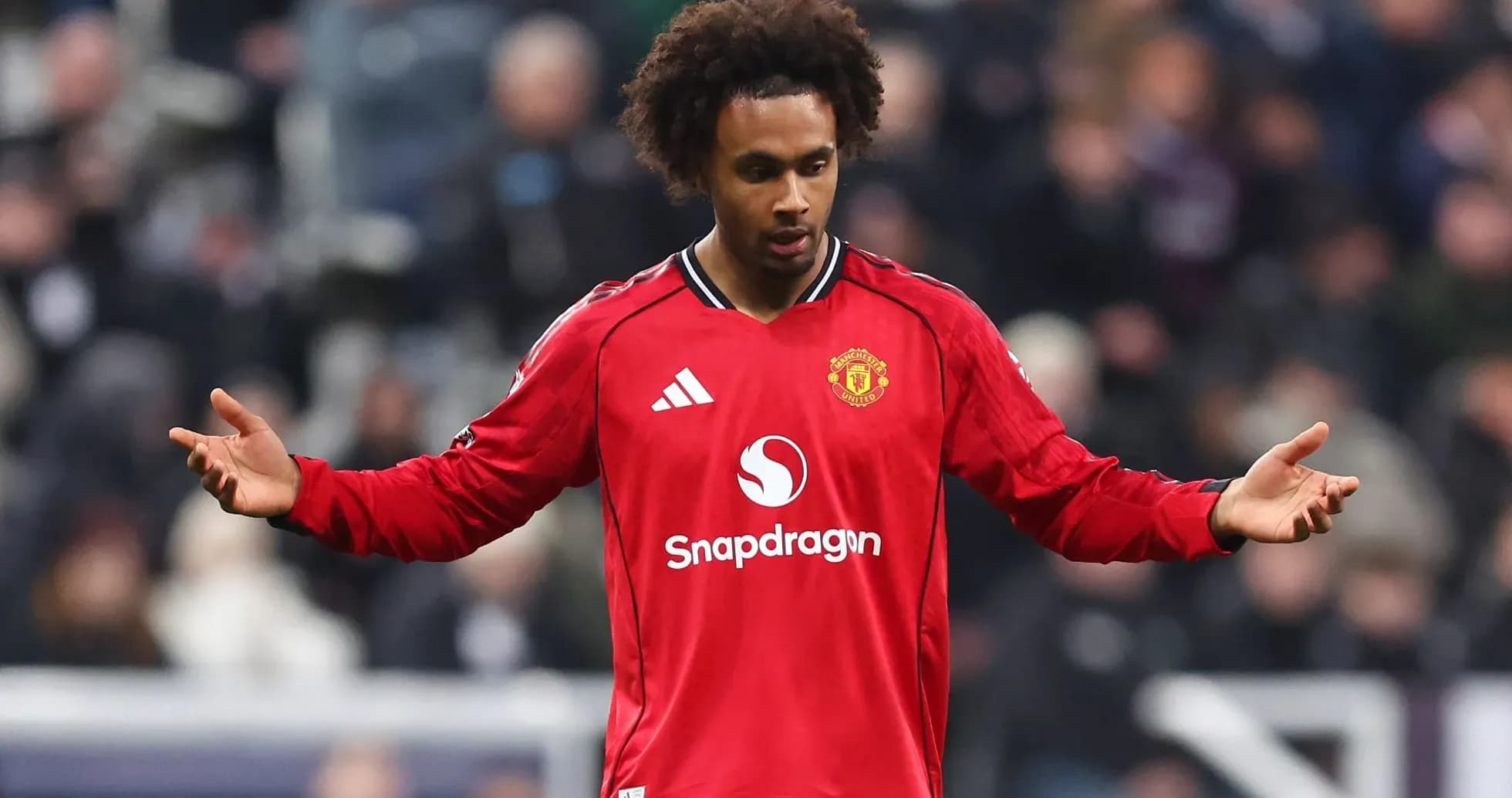 Игрок Manchester United в красной форме на поле Игрок Manchester United в красной форме на поле