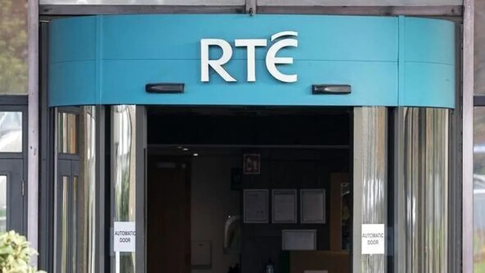 Вход в здание RTÉ с автоматическими дверями Вход в здание RTÉ с автоматическими дверями