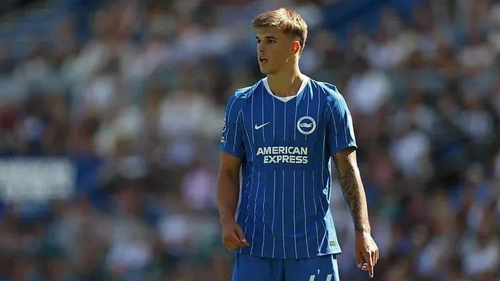 Игрок Brighton в синей форме на поле Игрок Brighton в синей форме на поле