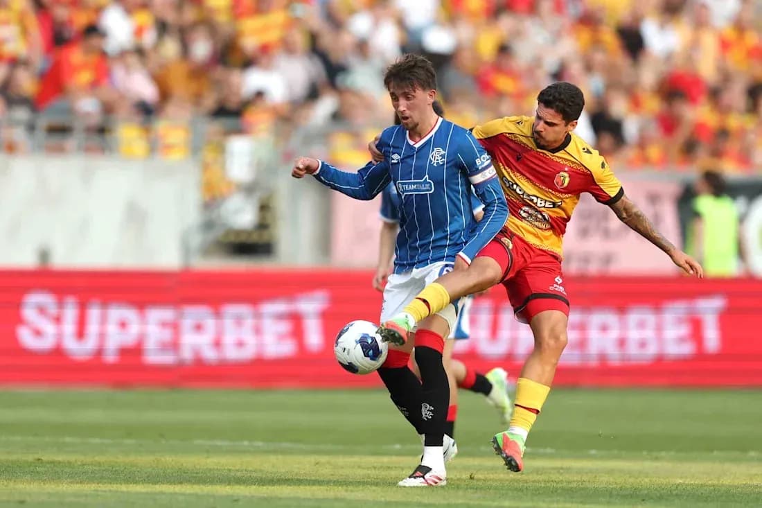 Игроки Jagiellonia и Rangers в борьбе за мяч Игроки Jagiellonia и Rangers в борьбе за мяч