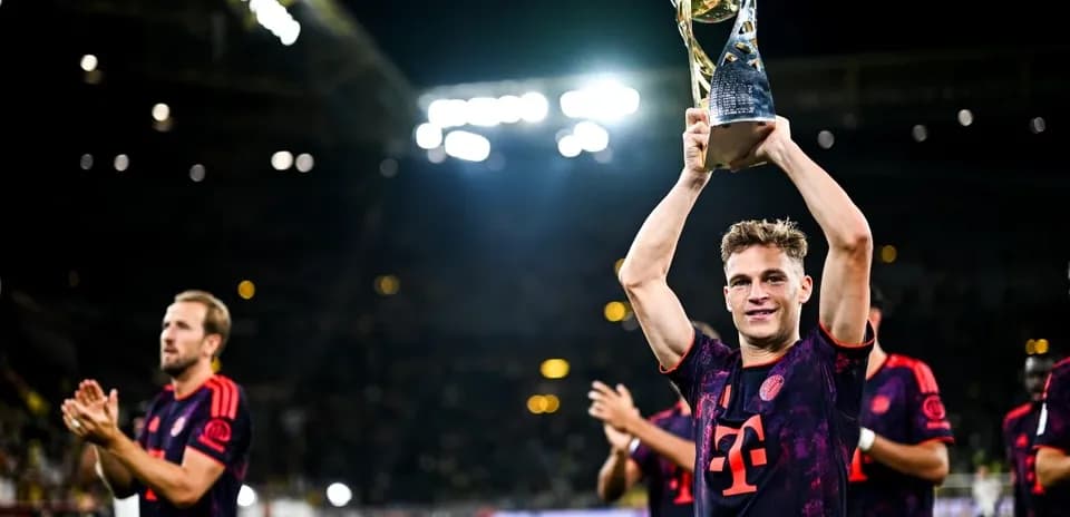 Игроки Bayern Munich празднуют победу с трофеем Игроки Bayern Munich празднуют победу с трофеем