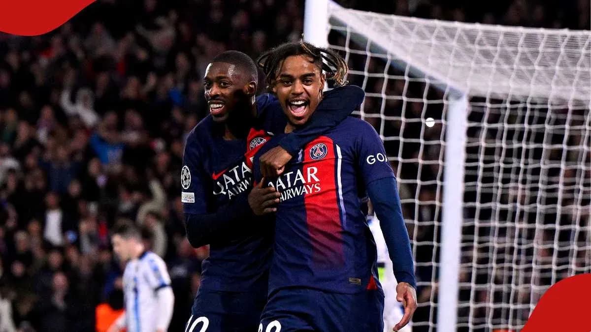 Игроки PSG празднуют гол на стадионе Игроки PSG празднуют гол на стадионе