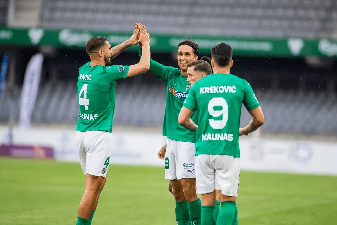 Игроки Кауно Žalgiris празднуют гол Игроки Кауно Žalgiris празднуют гол