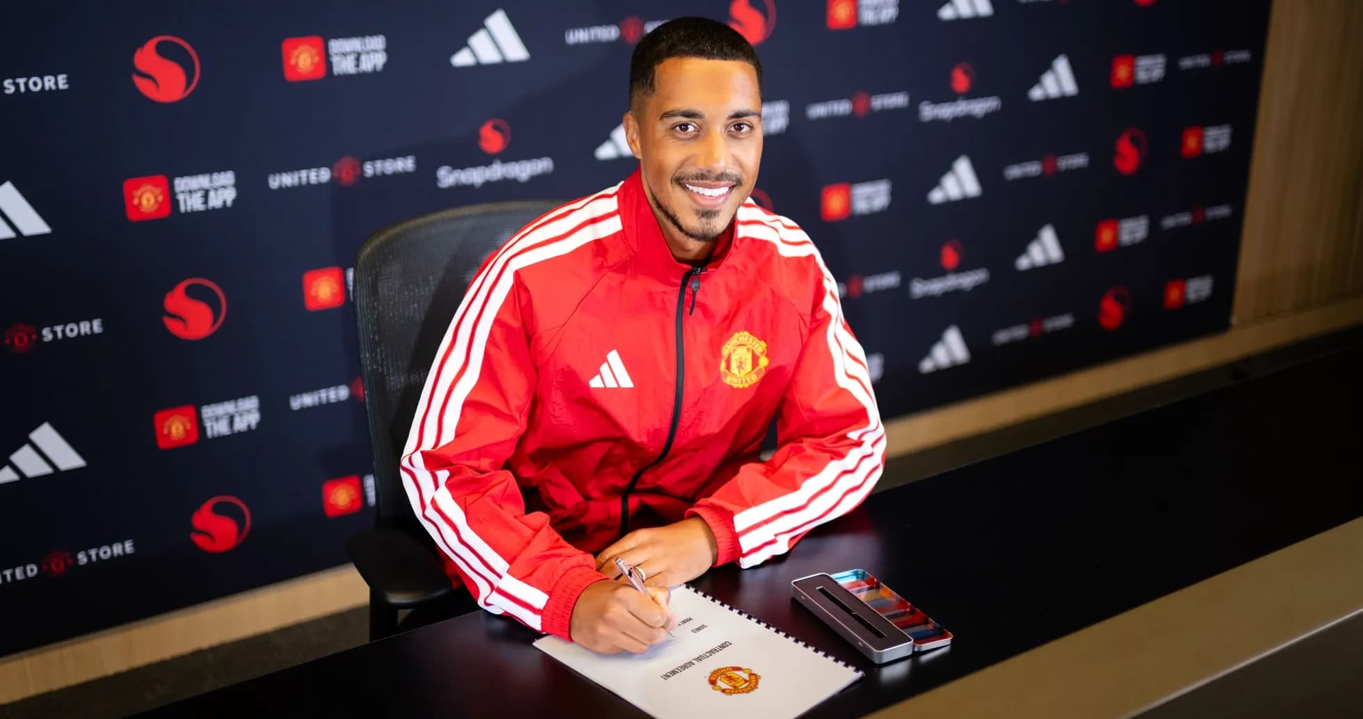Игрок подписывает контракт с Manchester United Игрок подписывает контракт с Manchester United