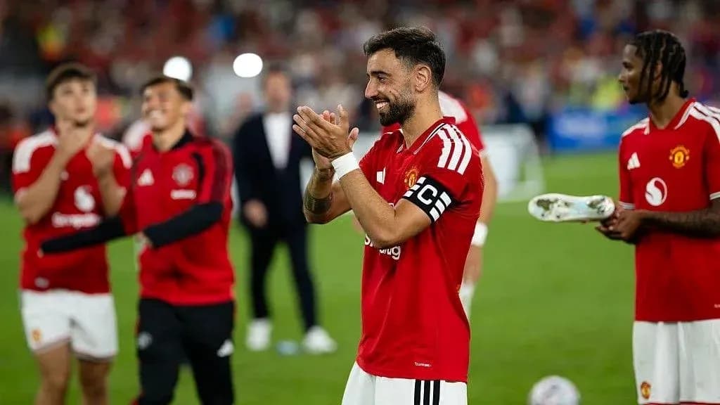 Игроки Manchester United аплодируют после матча Игроки Manchester United аплодируют после матча