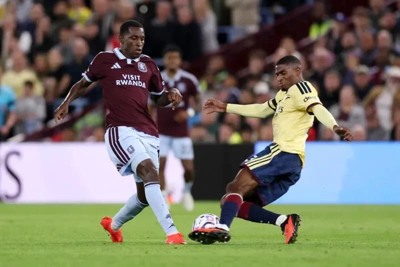 Игроки Aston Villa и Arsenal борются за мяч Игроки Aston Villa и Arsenal борются за мяч