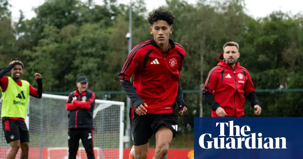 Игроки Manchester United на тренировке под дождем Игроки Manchester United на тренировке под дождем