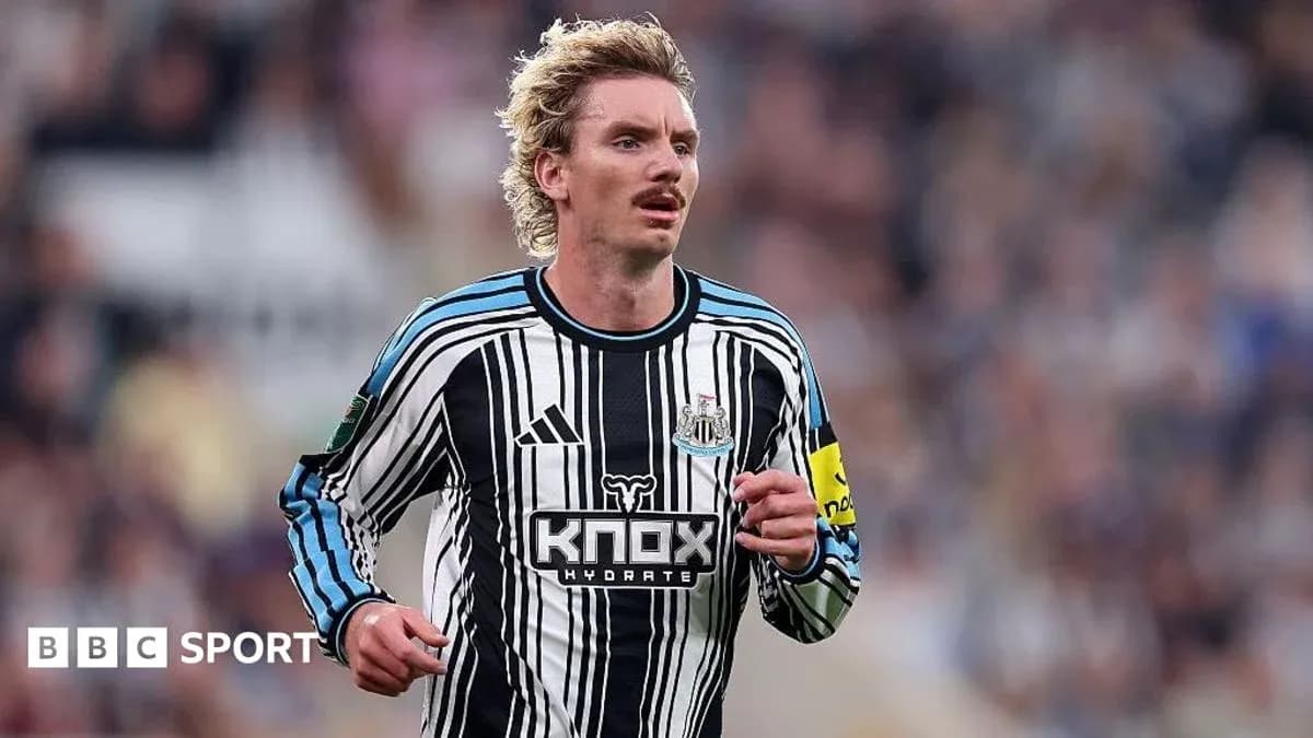 Игрок Newcastle United бежит по полю в форме Игрок Newcastle United бежит по полю в форме