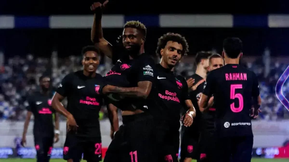 Игроки Sabah FA празднуют гол в матче Игроки Sabah FA празднуют гол в матче