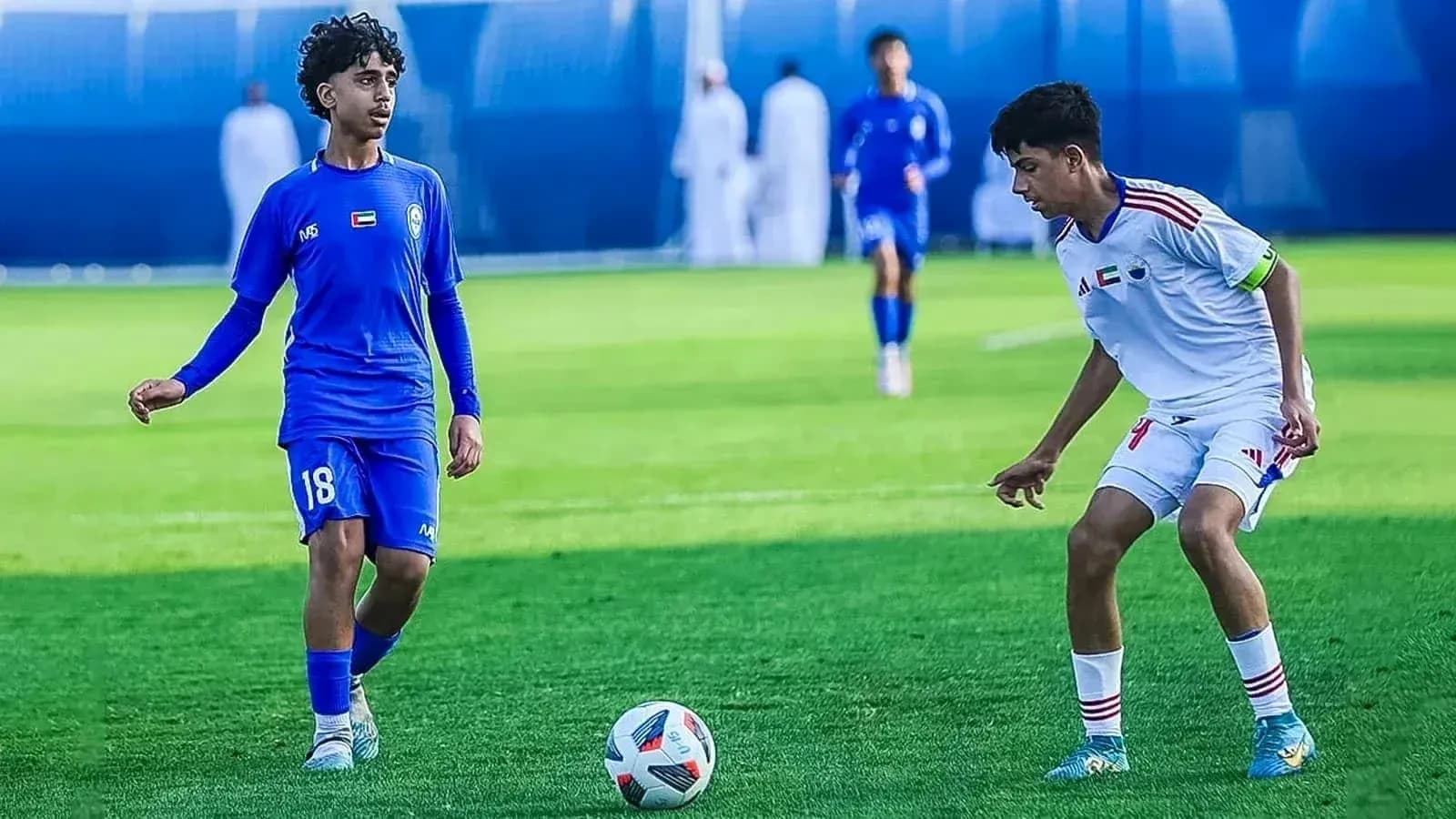 Игроки Al Nasr U23 и Ajman U23 на поле Игроки Al Nasr U23 и Ajman U23 на поле