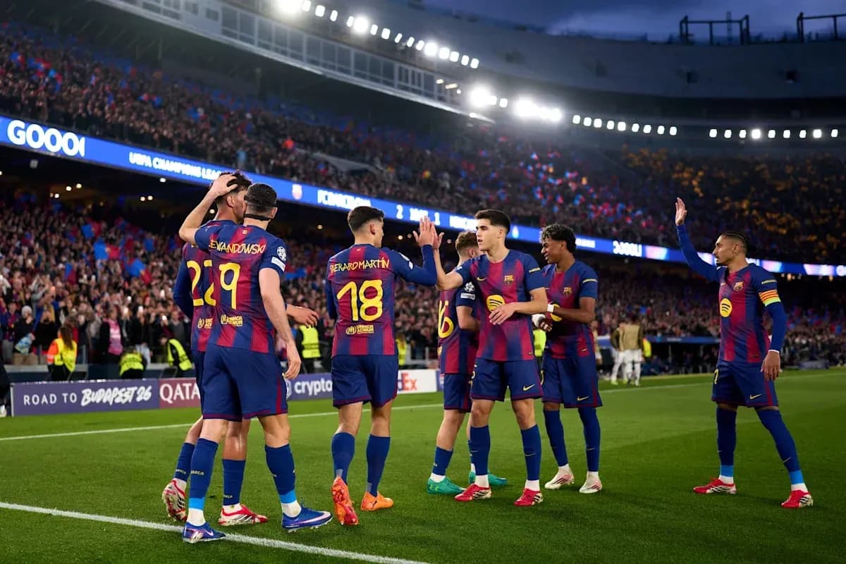 Игроки Барселоны отмечают гол на стадионе Игроки Барселоны отмечают гол на стадионе