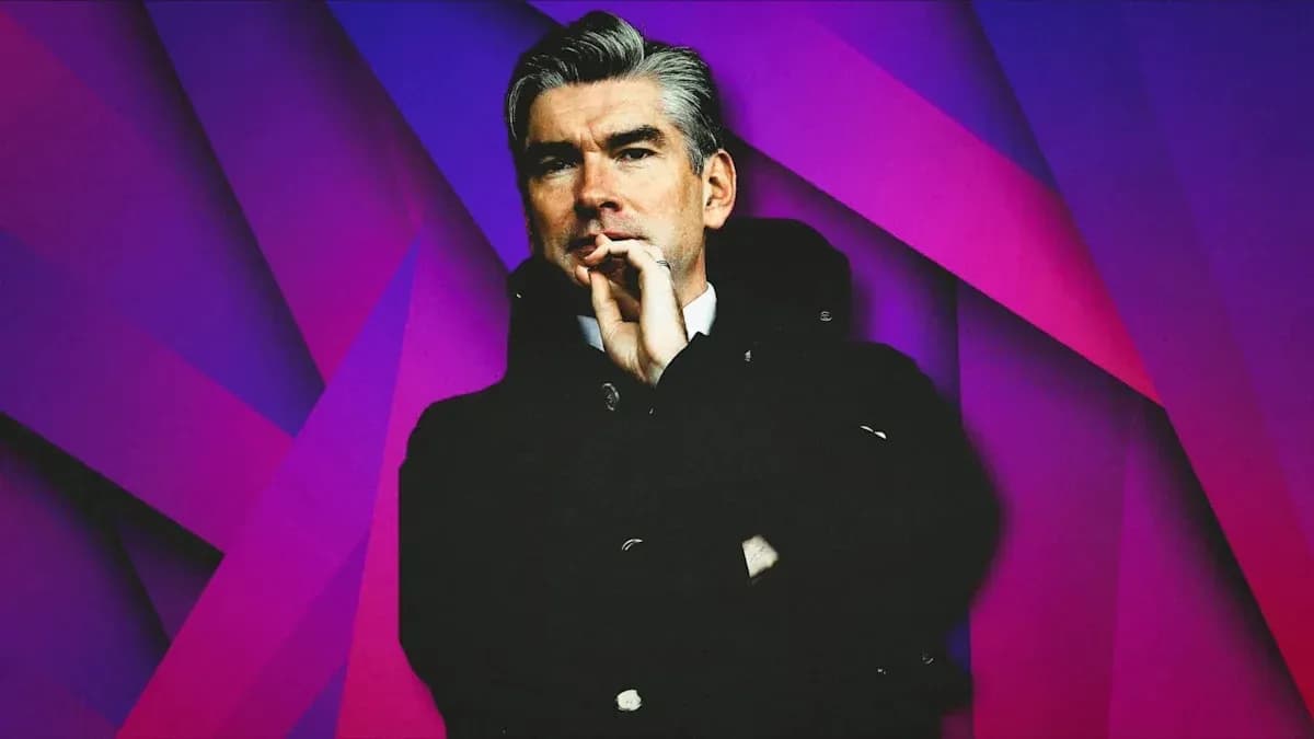 Тренер с задумчивым выражением на фоне узоров Тренер с задумчивым выражением на фоне узоров
