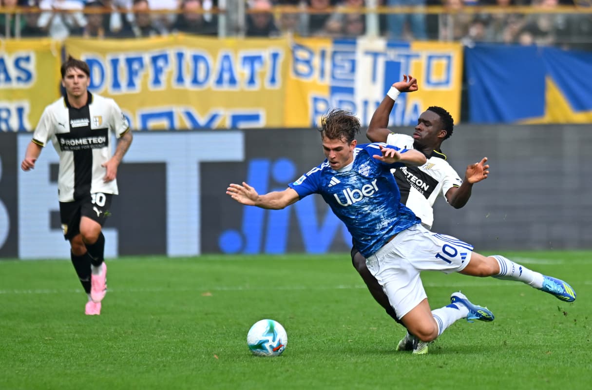 Игроки Como и Parma в борьбе за мяч Игроки Como и Parma в борьбе за мяч