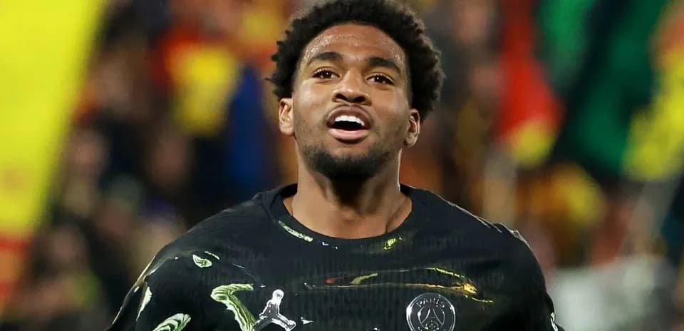Игрок PSG празднует гол на стадионе Игрок PSG празднует гол на стадионе